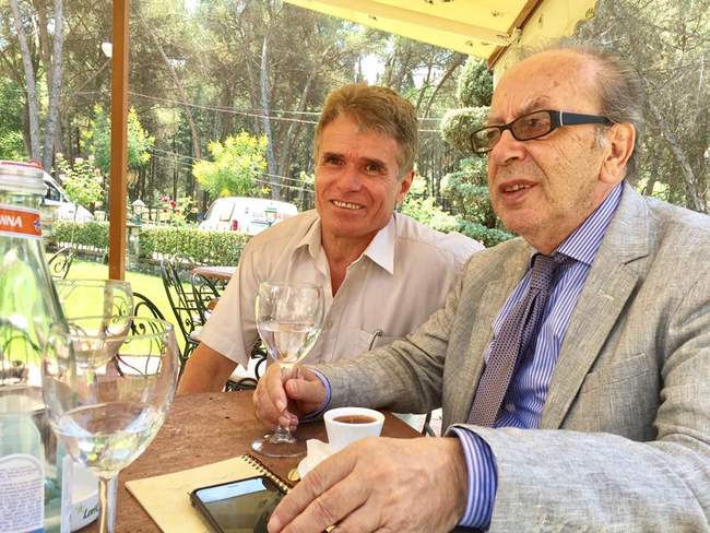 Demir Gjergji me shkrimtarin Ismail Kadare (Facebook)
