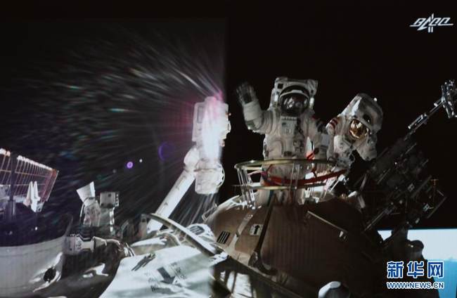 Astronautët punojnë jashtë stacionit hapësinor(Foto:Xinhua)