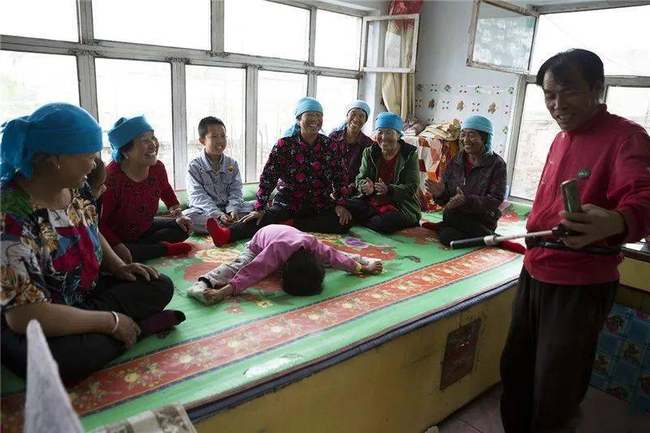 Lu Wenzhen në shtëpinë e fshatarëve të Yugouliang-ut/foto nga Zhao Zhannan cppfoto.com