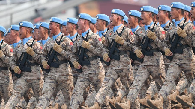 Foto: Një formacion i paqeruajtësve kinezë duke marshuar në një aktivitet në Pekin