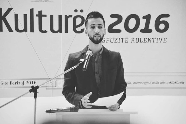 O. Rakipllari në vitet e para të punës (Facebook)