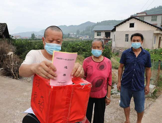Fshatarët zgjedhin deputetë të nivelit të kontesë, 23 gusht, Bamu,Xiangxi,provincë Hu'nan(VCG)