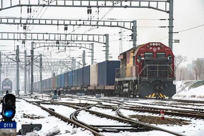 Një tren mallrash për në Evropë kaloi nga porti i Grykës Ahlahs në rajonin autonom të Xinjiang Ujgurit, më 7 shkurt 2021/ CFP