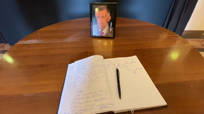 Libri i kujtimeve ne nder te dramaturgut - foto www.fax.al