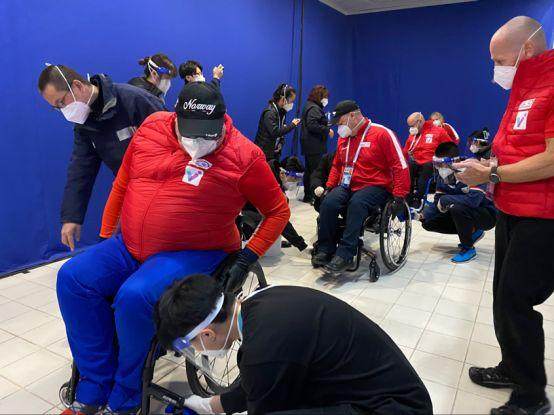 Foto: Vullnetarët kontrollojnë karriget me rrota përpara ndeshjeve në Kampionatin Botëror të Kërlingut në Karroca me Rrota në Pekin. / Xinhua