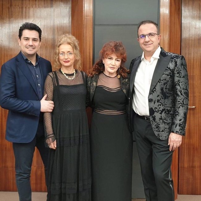 Shpresa Gashi me kantautorin Ardit Gjebrea dhe artiste te tjere (Facebook)