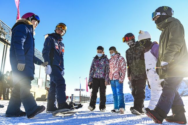 Fotografia e bërë më 31 janar 2021 pasqyron trajnerin e sjuve Xu Xiujuan (i pari majtas) që drejtoi nxënësit në një klasë në mjedis të hapur në Fushën e Skive "Baiyun", në Urumqi, kryeqendrën e rajonit autonom të Xinjiang Ujgurit./ Xinhua
