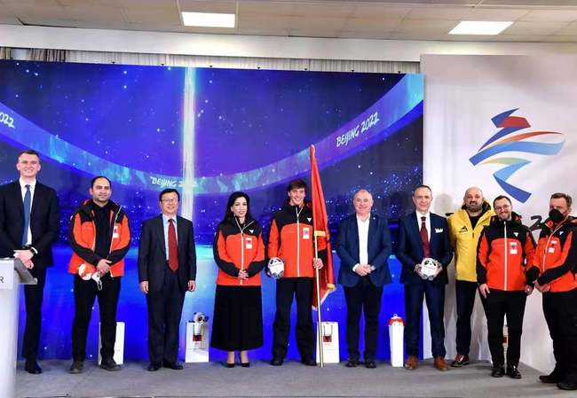 Foto nga ceremonia e dorëzimit të flamurit