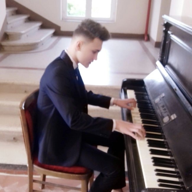 Semir Hoxhaj duke luajtur ne piano (Facebook)