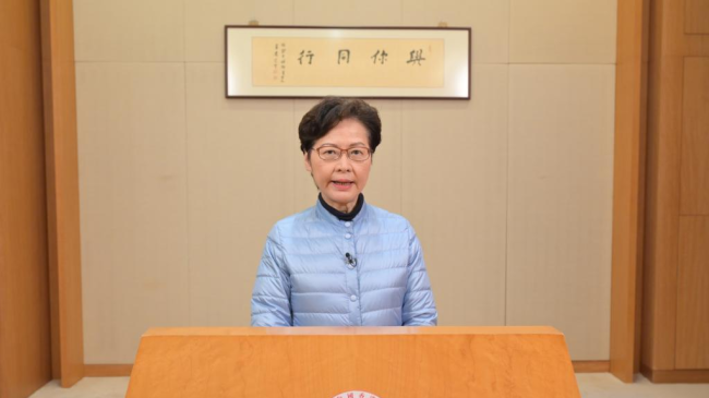 Kryeekzekutivja e Rajonit të Posaçëm Administrativ të Hong-Kongut (HKSAR), Carrie Lam, duke mbajtur një videofjalim në Hong-Kong të Kinës Jugore, 28 shkurt 2022.(Foto:Xinhua)