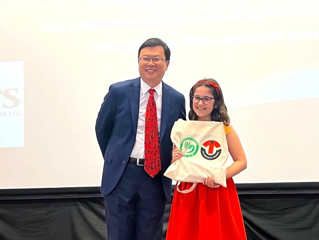 Ambasadori kinez me një nga fitueset e konkursit (Foto Facebook)
