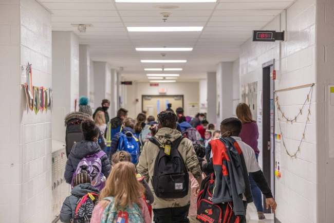 Fëmijët lëvizin në një korridor në shkollën fillore tradicionale Carter më 24 janar 2022 në Louisville, Kentucky（Photo/Agencies）
