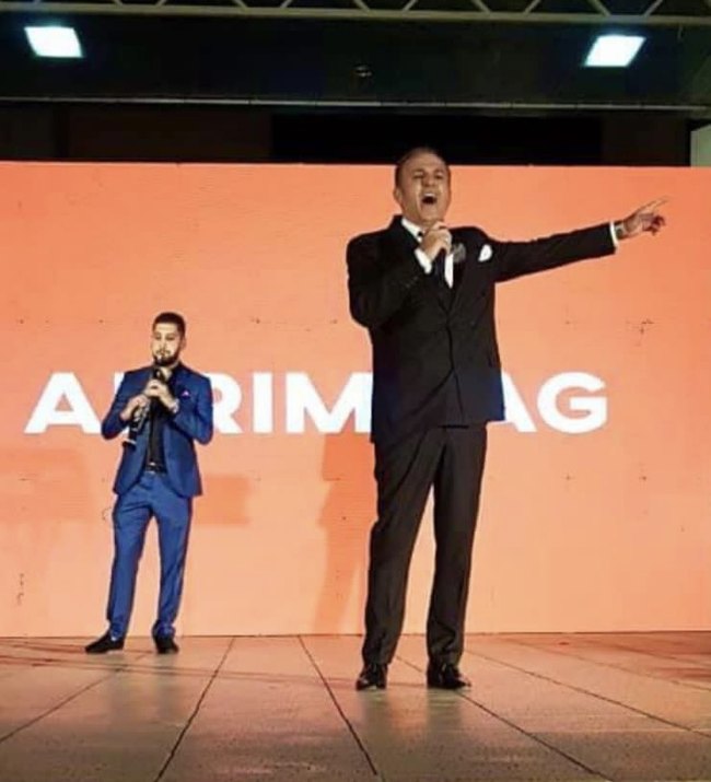 Erald Demiri gjate nje koncerti me kengetarin Kastriot Tusha (Foto personale)