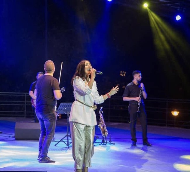 Erald Demiri gjate nje eventi me kengetaren Eranda Libohova (Foto personale)