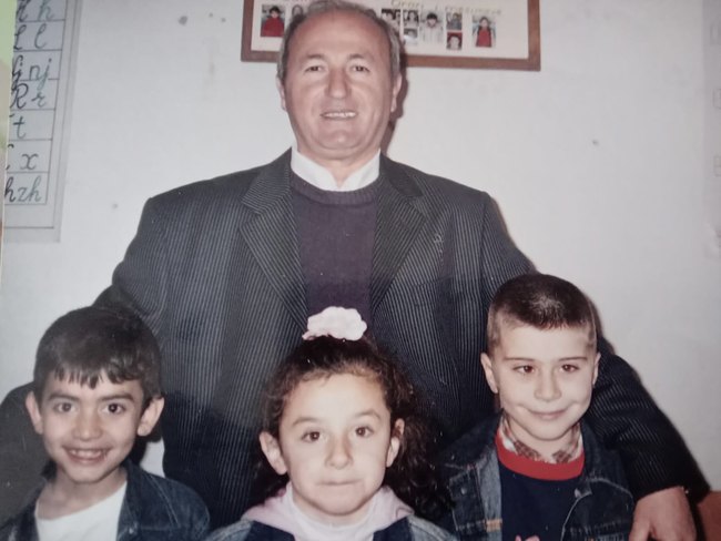 Nazif Agalliu me disa nga nxenesit e shkolles (Foto personale)