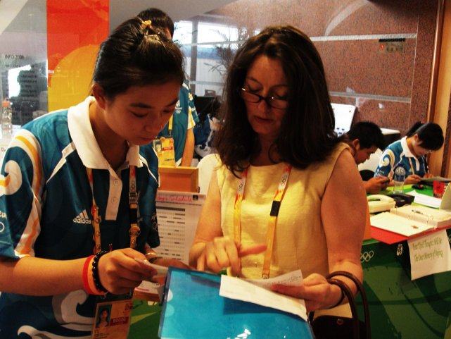 Li Ju gjatë shërbimeve vullnetare për Lojërat Olimpike të Pekinit 2008/ foto nga dokumentari "Nga Pekini në Pekin"