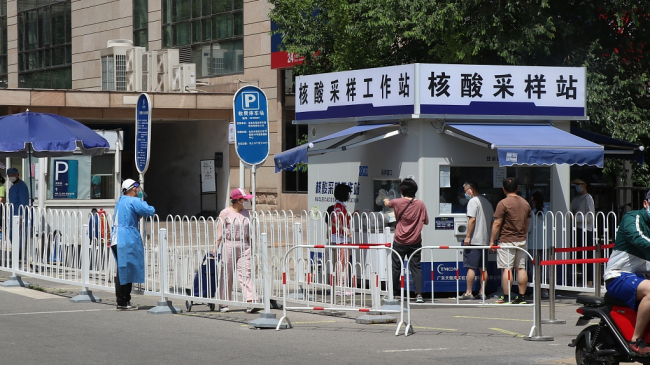 Në foto: Qytetarët po bëjnë teste për COVID-19 në distriktin Haidian të Pekinit, 28 maj 2022 /CFP