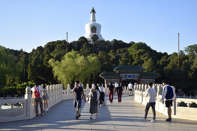 Vizitorë në parkun "Beihai" të Pekinit (29 maj 2022)