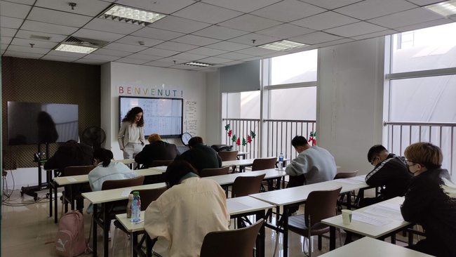 Nertila Sinameta me studentet gjate provimit te gjuhes italiane