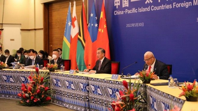 Këshilltari i Shtetit dhe ministri i Jashtëm i Kinës Wang Yi (i dyti djathtas) bashkëkryesoi Mbledhjen e 2-të të Ministrave të Jashtëm Kinë-Vendet Ishullore të Paqësorit me kryeministrin dhe ministrin e Jashtëm të Fixhit Voreqe Bainimarama (i pari djathtas) në Suva të Fixhit, 30 maj 2022. / Xinhua