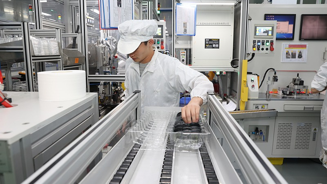 Një punonjës në një fabrikë në Nantong, Provinca Jiangsu, Kinë,22 qershor 2022./CFP