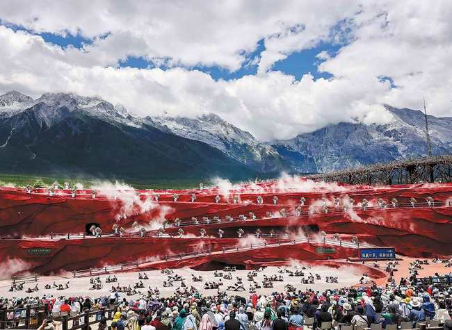 Vizitorët shikojnë shfaqjen teatrale Përshtypja e Lijiang-ut në zonën skenike të malit Yulong Show në Lijiang, provincën Yunnan, 5 korrik. /China Daily 