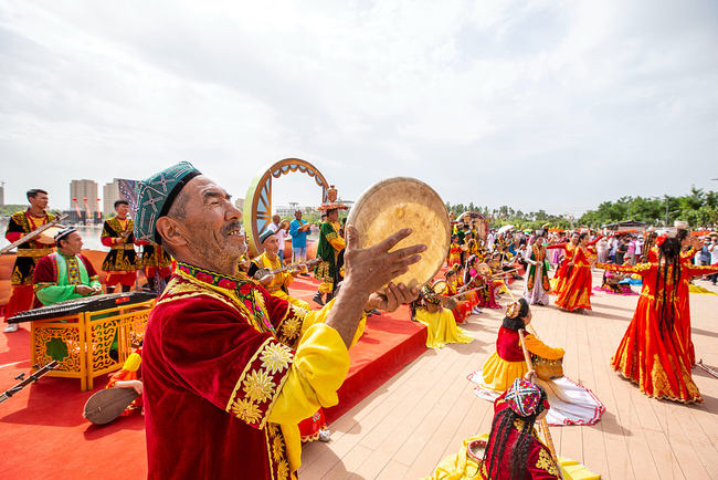 Artistët vendorë japin shfaqje artistike për turistët, 16 qershor, Kuqa, Xinjiang(Foto:VCG)