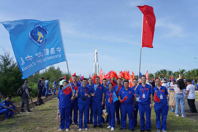 Teknikët kinezë dalin në foto me LM-5B, LM-5B,18 korrik, Wenchang, provincë Hainan,Kinë(Foto:VCG)