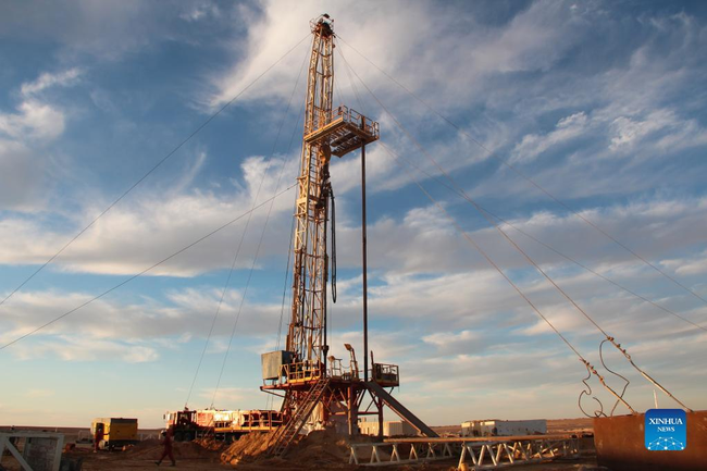 Fotografia tregon një platformë shpimi pusi të firmës kineze Zhongman Petroleum and Gas Group (ZPEC) në një plantacion panxhari në një shkretëtirë të provincës Minya, Egjipt më 2 shkurt 2021./Xinhua