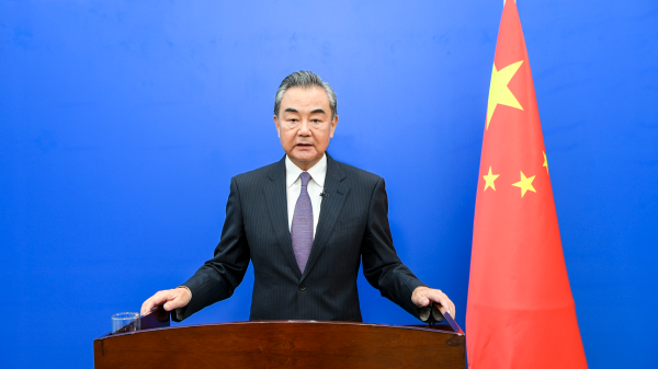 Foto: Këshilltari i Shtetit dhe ministri i Jashtëm kinez Wang Yi flet në një simpozium virtual për 20-vjetorin e nënshkrimit të Deklaratës për Sjelljen e Palëve në Detin e Kinës Jugore, 25 korrik 2022. /Ministria e Jashtme e Kinës