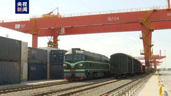 Foto: Treni i parë i mallrave i sistemit të transportit të integruar rrugor-hekurudhor Kinë-Kirgizistan-Uzbekistan u nis të enjten në Rajonin Autonom të Xinjiang-Ujgurit të Kinës. / CMG