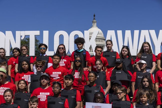 Femije me jeleke antiplumb (Foto Xinhua)
