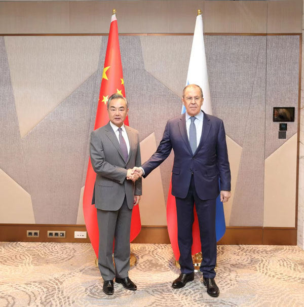Foto: Këshilltari i Shtetit dhe ministri i Jashtëm kinez Wang Yi (majtas) takoi ministrin e Jashtëm rus Sergei Lavrov në kuadër të një mbledhjeje të Këshillit të Ministrave të Jashtëm të Organizatës së Bashkëpunimit të Shangait (OBSh) në kryeqytetin e Uzbekistanit Tashkent, 28 korrik 2022. / Ministria e Jashtme Kineze