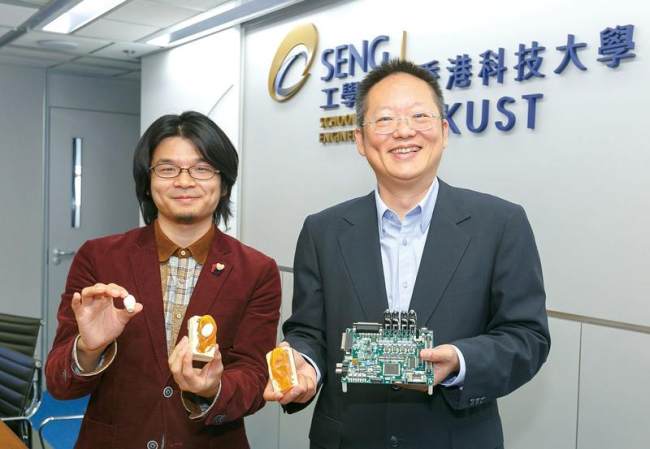 Calvin Zhang Jiangang (majtas), një i diplomuar nga Universiteti i Shkencës dhe Teknologjisë në Hong Kong dhe Richard So Hau-yue, një dekan i inxhinierisë në HKUST, shfaqin aparatin inteligjent të dëgjimit dhe pajisjet e lidhura që ata zhvilluan. Studenti kontinent dhe i tij Profesori i Hong Kongut themeloi Incus, një startup teknologjik që ofron aparate dëgjimi për reduktimin e zhurmës të frymëzuara nga truri, për të komercializuar rezultatet e tyre të kërkimit.