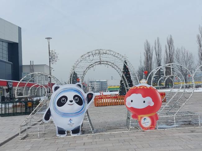 Istočno Sarajevo - trg sa maskotama Zimskih olimpijskih igara u Pekingu – Pandom i Lampionom