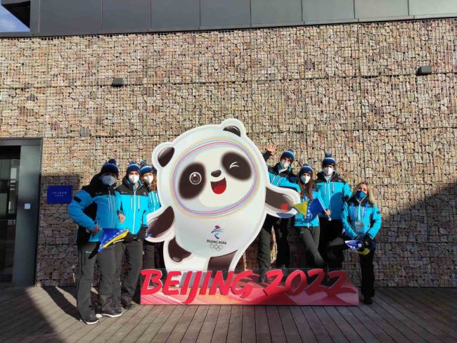 BH olimpijci pored maskote ZOI u Pekingu