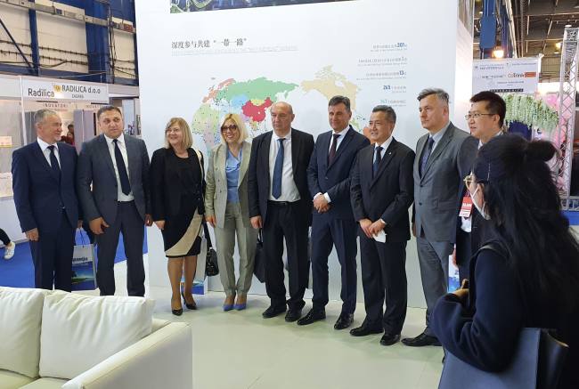 Predstavnici Vlade Federacije BiH na čelu s premijerom Novalićem posjetili su kineske izlagače tj kompanije na Sajmu