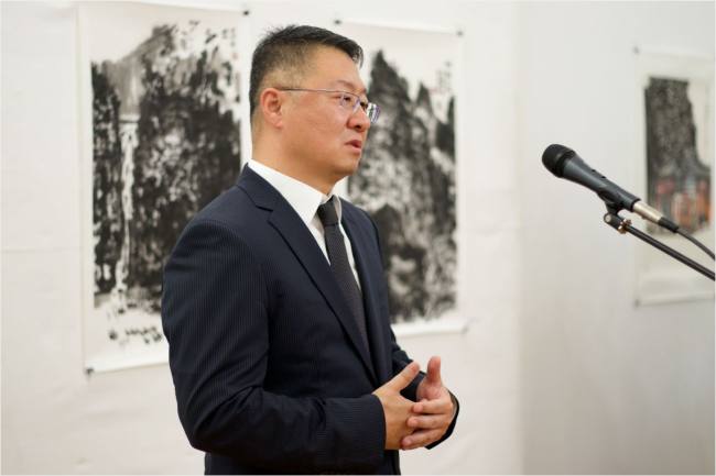 Miao Dake, savjetnik za politička pitanja ambasade Kine u Bosni i Hercegovini, otvorio je izložbu