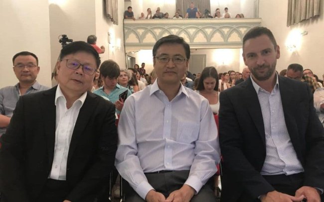 Foto: Privatna Arhiva, Zheng Jianguo s kineskim ambasadorom u Crnoj Gori Liu Jin i Ratimirom Martinovićem, direktorom KotorArta