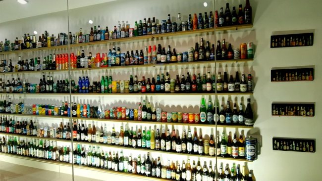 Pivo značky Tsingtao vystavené v Muzeu piva Qingdao, tak mnoho!
