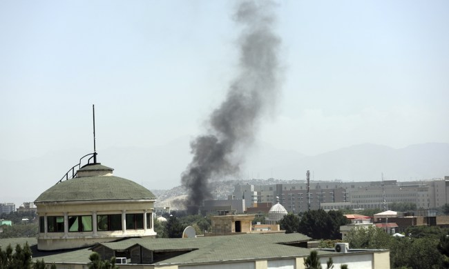 Kouř stoupající v sousedství americké ambasády v afghánském Kábulu, 15. srpna. Photo: VCG