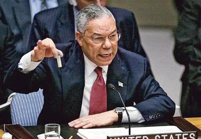 Na snímku bývalý americký ministr zahraničních věcí Colin Powell drží zkumavku s bílým práškem v Radě bezpečnosti OSN dne 5. února 2003 a oznamuje, že se jedná o důkaz toho, že Irák vlastní zbraně hromadného ničení. Skutečnost ukazuje, že tento důkaz byl zcela falešný.