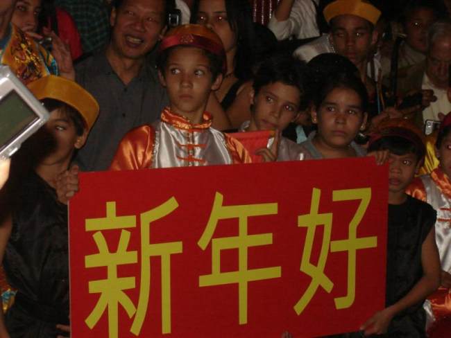 Potomci Číňanů, kteří kdysi přišli na Kubu, slaví příchod Nového čínského roku.