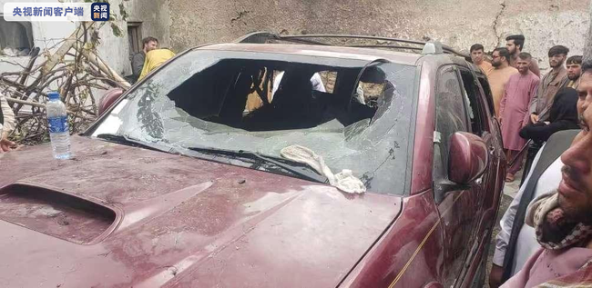 Další vozidla zaparkovaná ve dvoře byla zasažena v různé míře