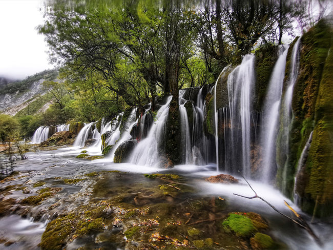 Na snímku je vodopád u Jezera bambusový šíp v Národním parku Jiuzhaigou, který byl znovuotevřen pro turisty. [Fotografie: jiuzhai.com]