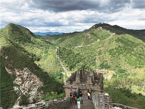 Část Simatai (S´-ma-tchaj) Velké čínské zdi v obvodu Miyun v Pekingu je populárním místem pro turisty. [Fotografie: Liu Huiting (Liou Chuej-tching) pro deník China Daily]