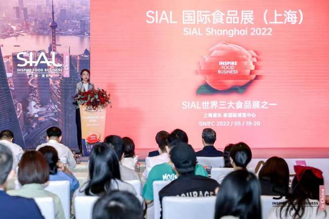 Účastníci jsou na tiskové konferenci pro veletrh SIAL Šanghaj 2022 v Pekingu. [Fotografii poskytl deník China Daily.]