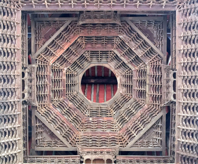 Snímek: Pohled na dřevěnou střešní konstrukci Chrámu lékaře Dou v Taiyuanu v provincii Shanxi v severní Číně. /VCG