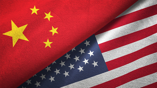 Fotografie: Vlajka Číny a Spojených států / Getty