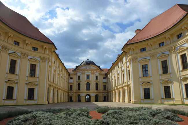 Barokní zámek Slavkov u Brna se zapsal do historie tím, že v něm bylo uzavřeno příměří po bitvě u Slavkova v roce 1805.